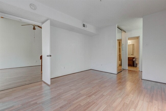 Building Photo - 200 Pecan Dr