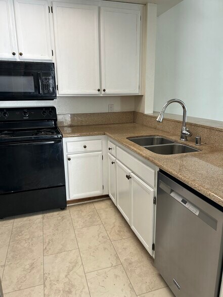 Building Photo - 2210 River Run Dr