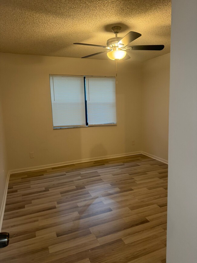 Building Photo - 560 S Park Rd