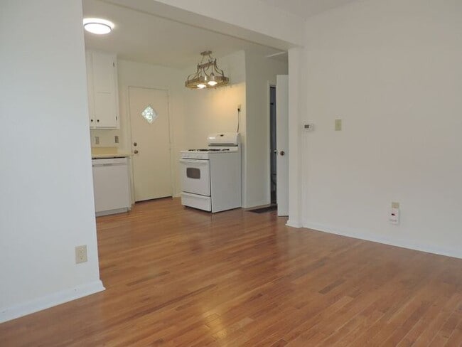 Building Photo - $1,500 | 2 Bedroom, 1 Bathroom House | No ...
