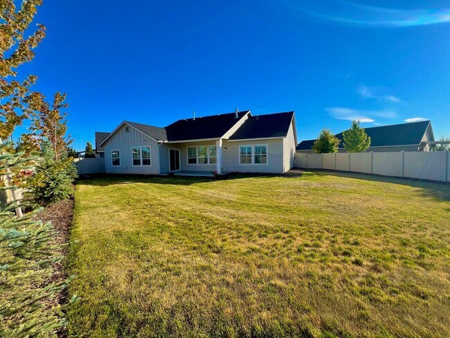 Building Photo - 4 Bedroom 2 bath 3 Car Garage Single Level Meridian.