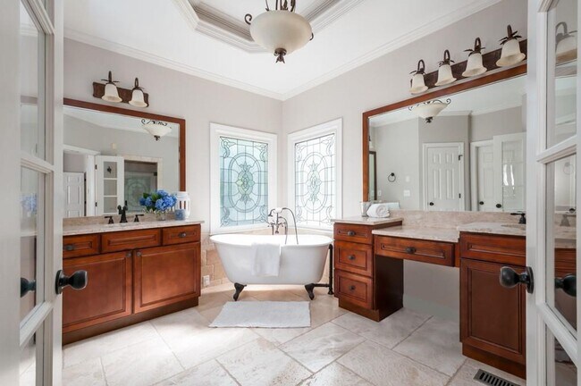 Building Photo - Elegant Master-on-Main in Prestigious Laur...