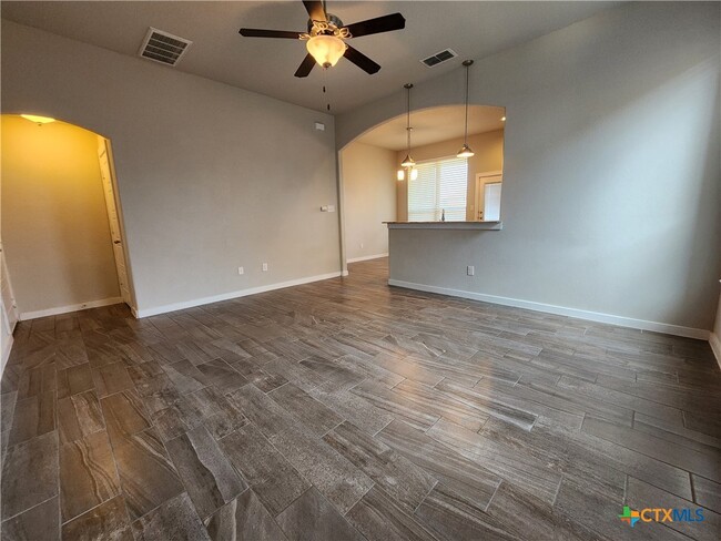 Building Photo - 565 Creekside Frst