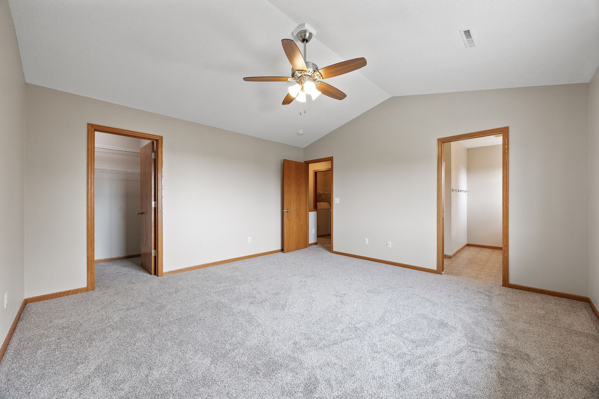 Building Photo - 533 E Goldfinch Dr