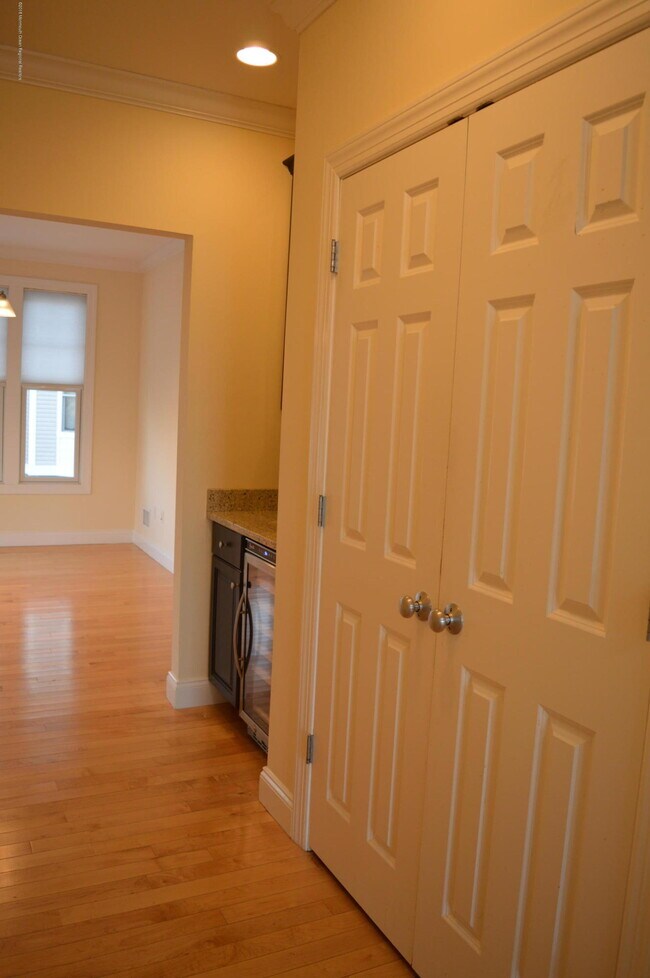 Building Photo - 606 Park Ave