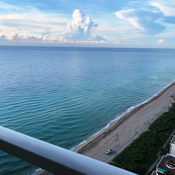 Building Photo - 16699 Collins Ave