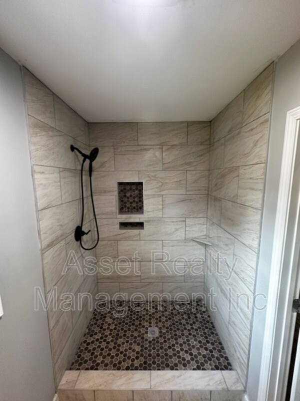 Building Photo - 2208 Sanderson Rd