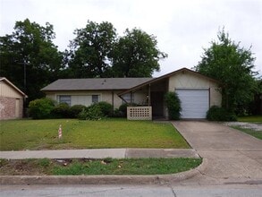 Building Photo - 502 Moonlight Dr