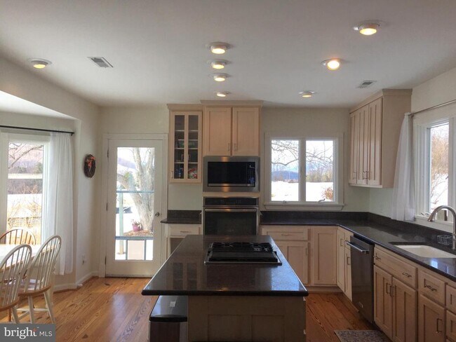 Building Photo - 873 Hawlin Rd