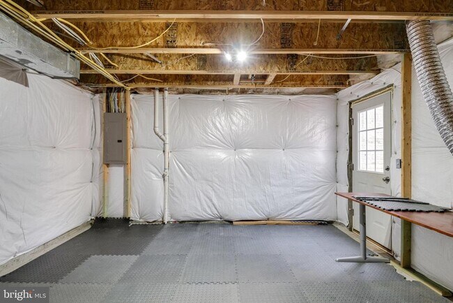 Building Photo - 10424 Goldenrod Dr