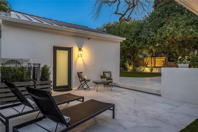 Building Photo - 320 NE 88th St