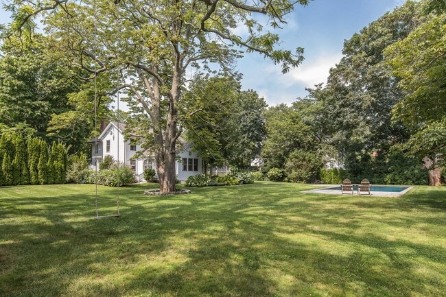 Building Photo - 274 Main St