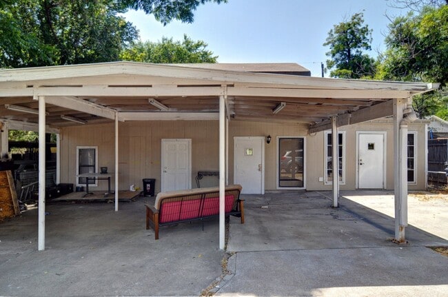 Building Photo - 2219 Refugio Ave