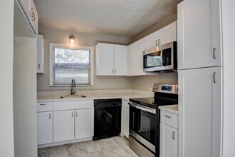 Building Photo - 131 Lakewood Dr