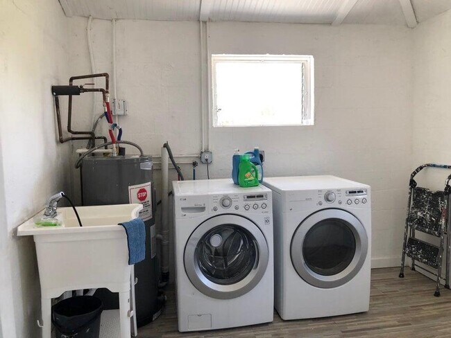 Building Photo - 434 NE 33rd St