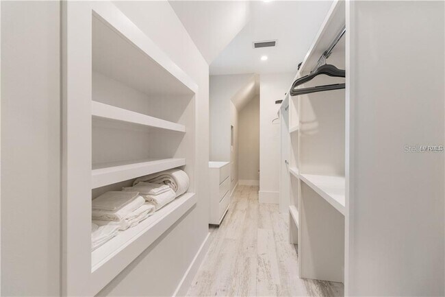 Building Photo - 580 Broadway St