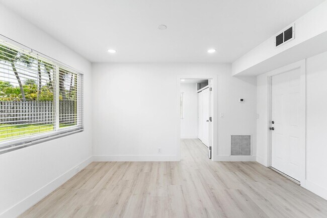 Building Photo - 7531 Edgewater Cir