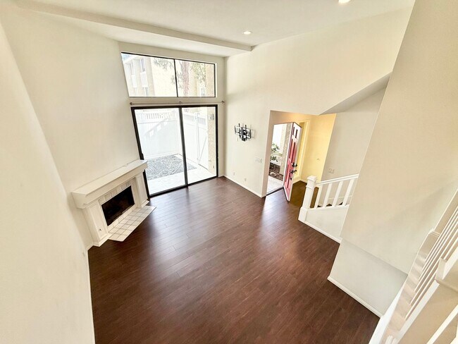 Building Photo - Beautiful 3 bed/3 bath In Costa Mesa