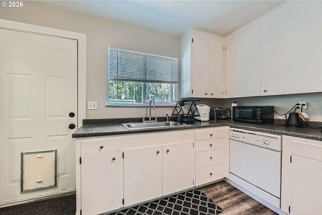 Building Photo - Ready Now - Just A Birdie Away from Rose City Golf Course!