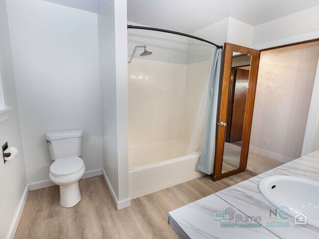 Building Photo - Spacious Single Family Home in Seaside!!!
