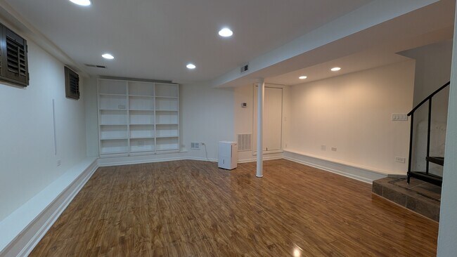Building Photo - 1222 W Hubbard St