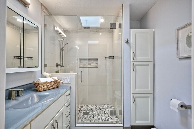 Building Photo - Charming 4-Bedroom Home in Bay Park — Move-In Special!!!