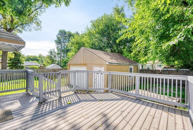 Building Photo - 77 W Bernhard Ave