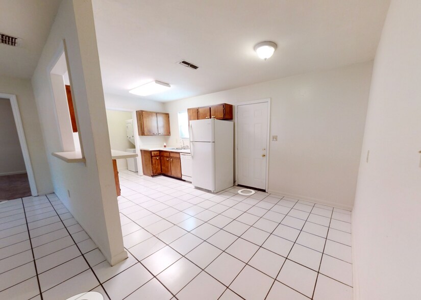 Building Photo - 824 Essex Dr