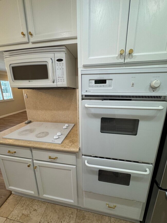 Building Photo - Beautiful Spacious Top Floor Condo 1 bed - 1 bath with parking in Burbank