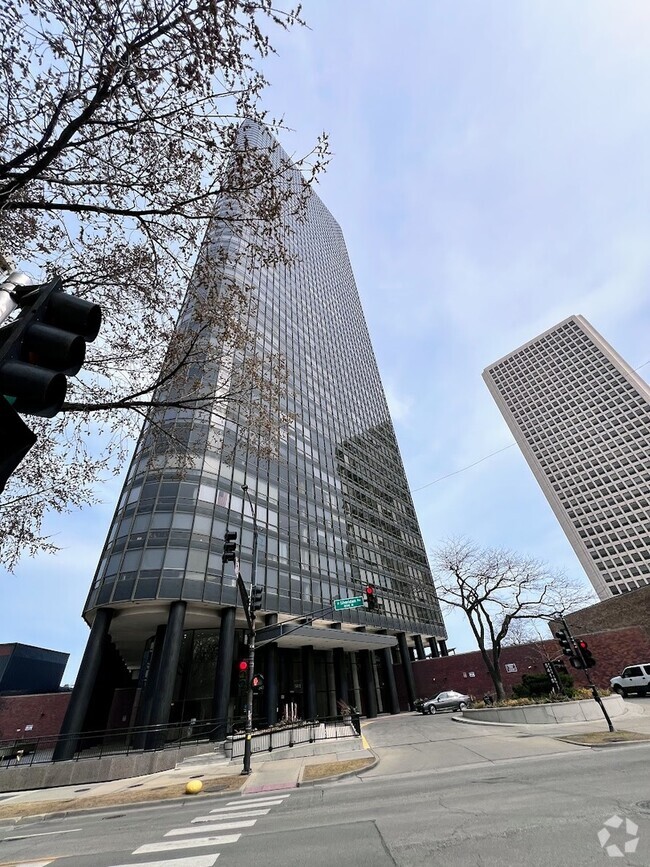 Building Photo - 5415 N Sheridan Rd