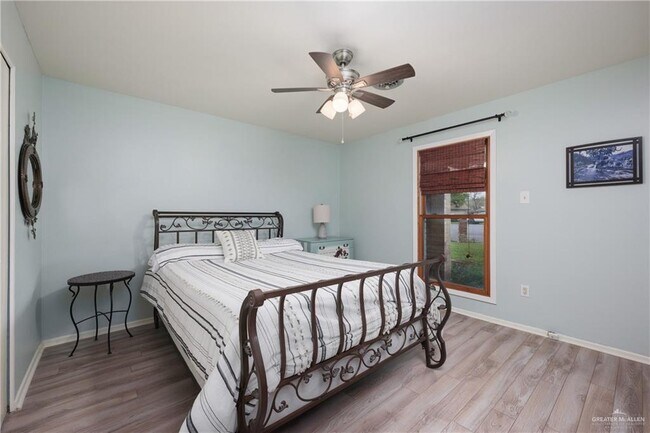 Building Photo - 22 W Esperanza Ave