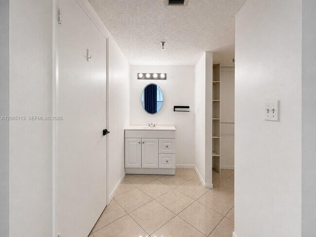 Building Photo - 1621 Collins Ave