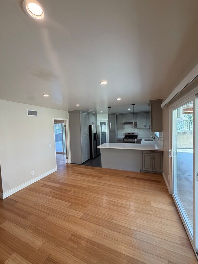 Building Photo - Beautiful 3 Bedroom Home in Avocado Heights