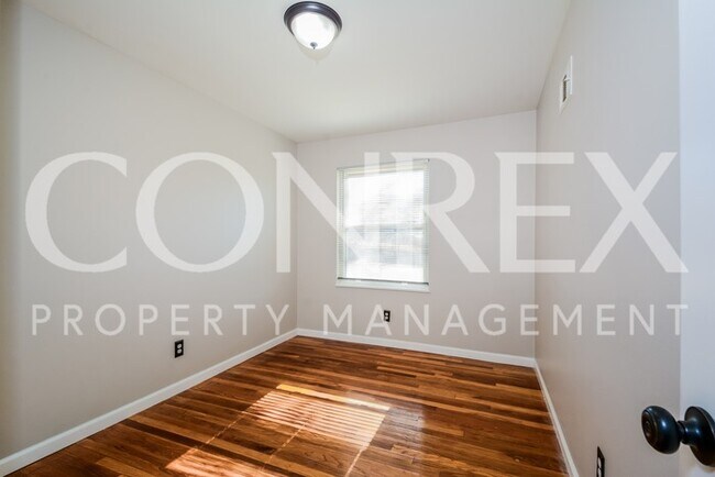Building Photo - Beautiful 3 Bedroom with Hardwood Flooring!