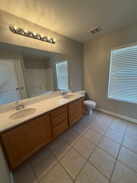 Building Photo - 9521 Grand Fir Ct