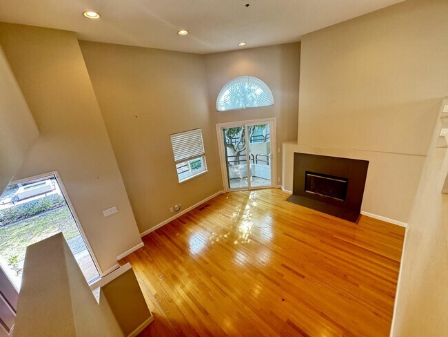 Building Photo - 109 E Court Ln