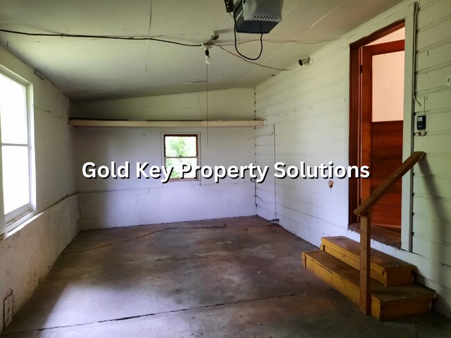 Building Photo - COMING SOON! 3 BR 1 BA House with Garage a...