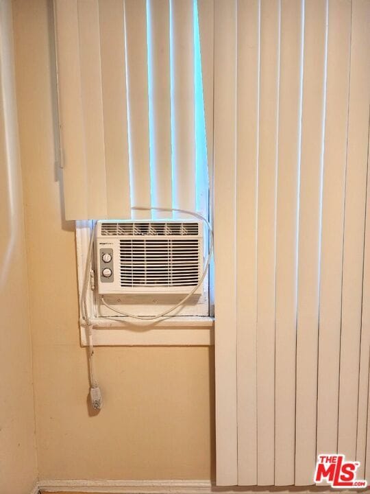 Building Photo - 6685 De Longpre Ave