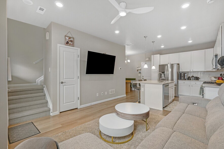 Building Photo - 1837 S Poplar Ct