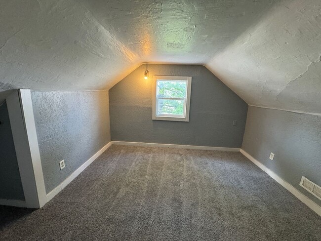 Building Photo - Fountain Square 2 Bed 1 Bath with large backyard.