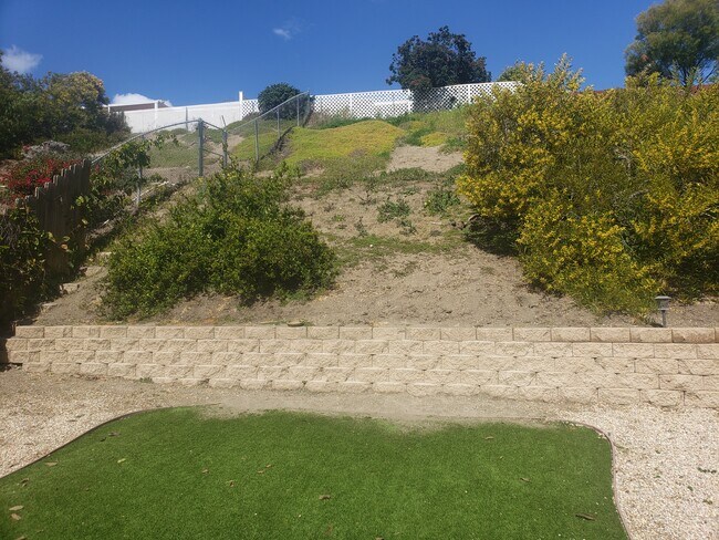 Large private yard - 4564 Beverly Glen Dr