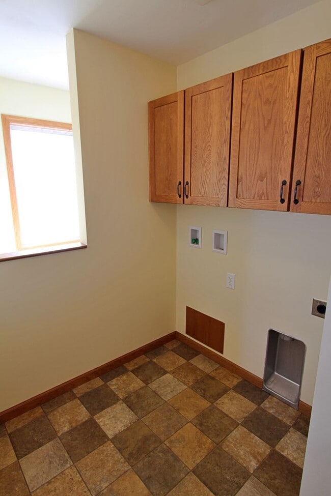 Building Photo - 3 Bedroom Townhome