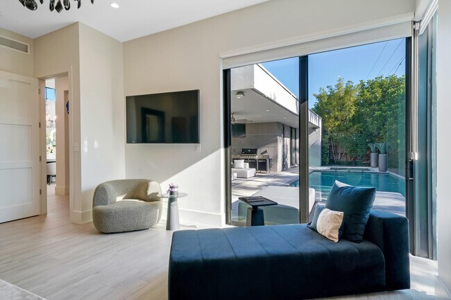 Building Photo - 4011 Bayview Dr