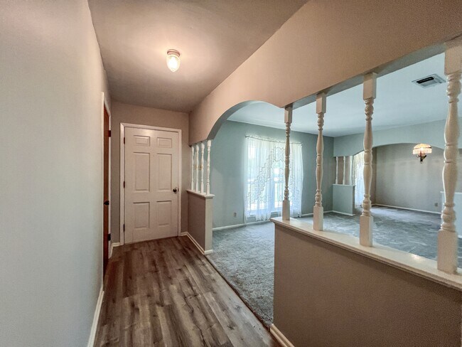 Building Photo - 986 Lone Star Dr