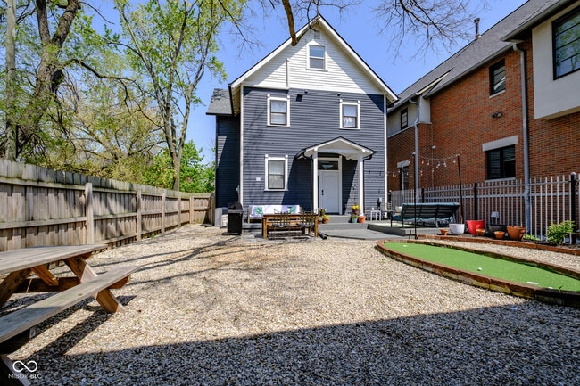 Building Photo - 219 E 11th St