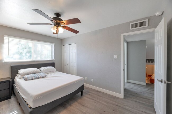 Building Photo - Discover nearly 3,000 sqft of comfort and ...