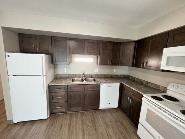 Building Photo - Convenient Downtown Location!