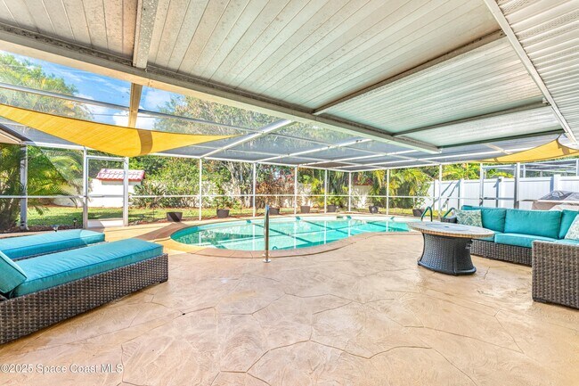 Building Photo - 113 Las Palmas