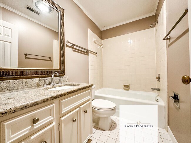 Building Photo - Townhouse available on Lake Hartwell—comes with a water view!