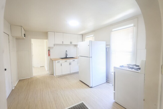 Building Photo - 3 bedroom 2 bathroom single family home | section 8 and EDEN welcomed